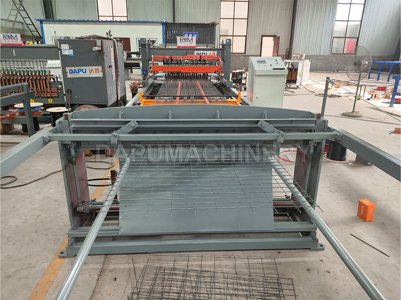 JIAKE customized 2-4mm poultry layer chicken cage mesh welding machine operating for a client in Peru
