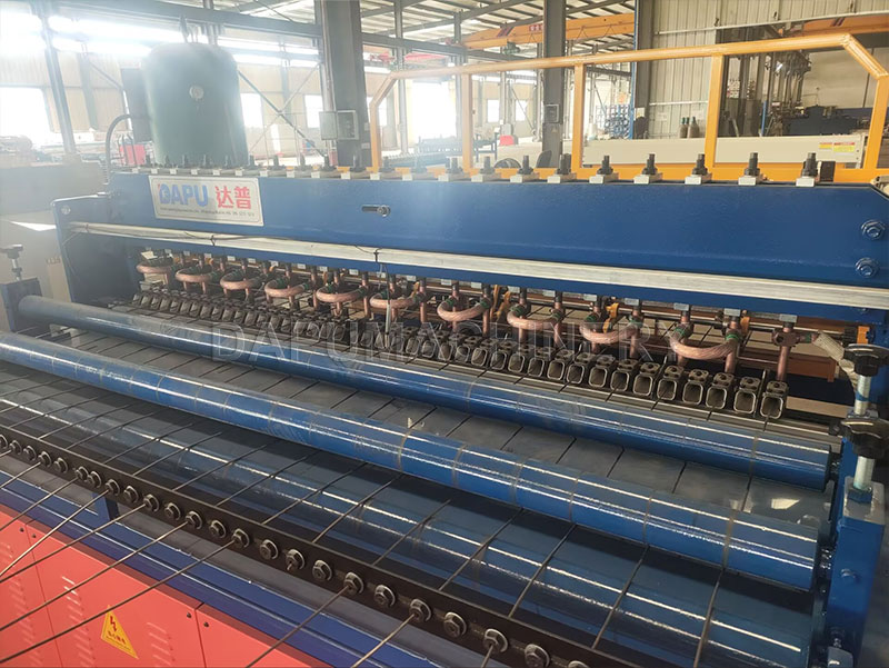 Water-cooled copper welding electrodes and automatic cross wire hopper on JIAKE mechanical welded mesh machine.