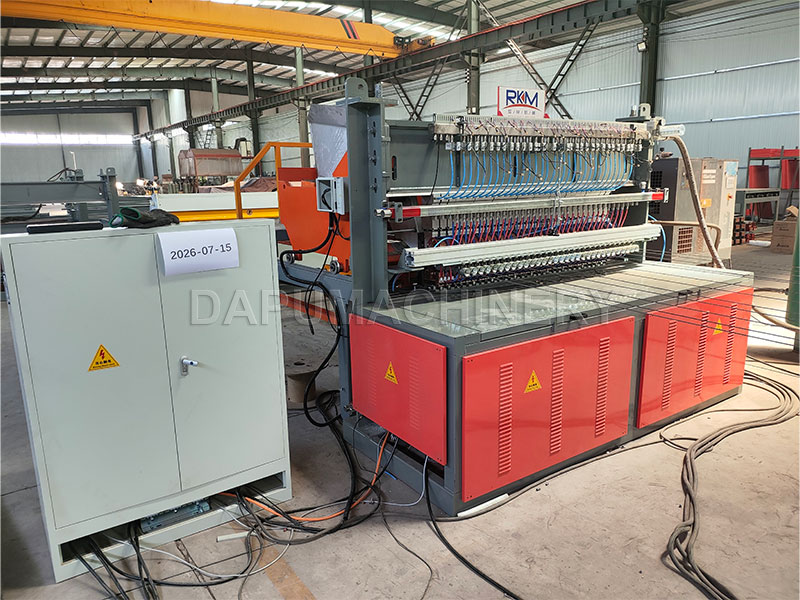 JIAKE pneumatic 3-6mm roll mesh welding machine configured for Canadian road mesh production