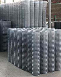welded-wire-mesh-roll-production Welded wire mesh roll manufactured by wire mesh welding machine for industrial and construction use